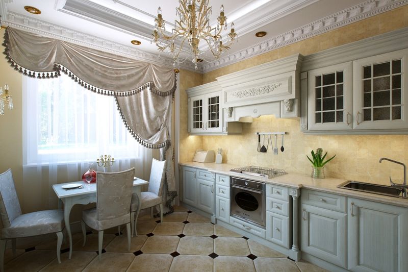 Zasnova kuhinje v zasebni hiši v klasičnem slogu