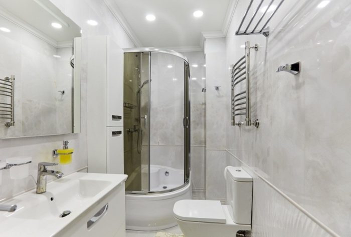 Классический дизайн белой ванной комнаты