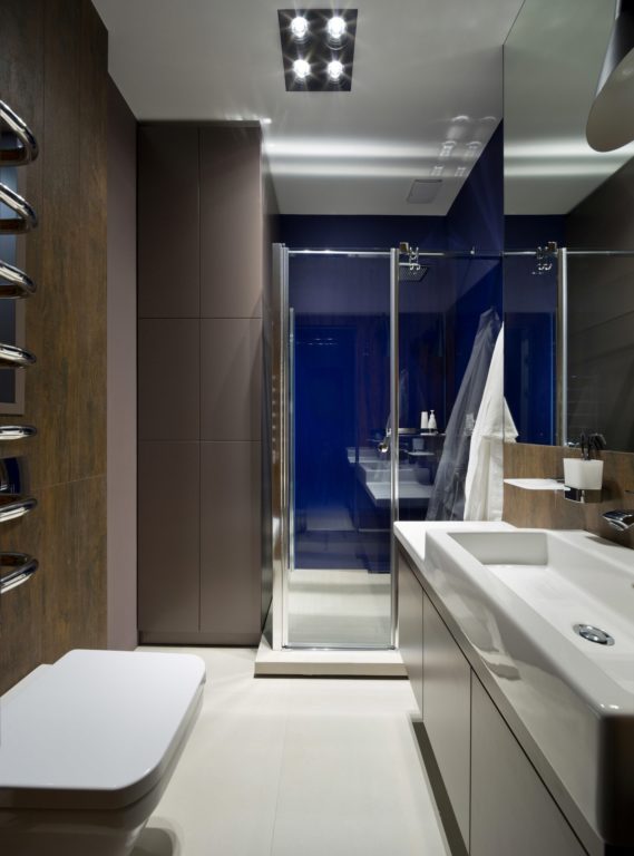 Коричневая плитка в ванной с душевой кабиной #дизайнинтерьера #ваннаякомната
