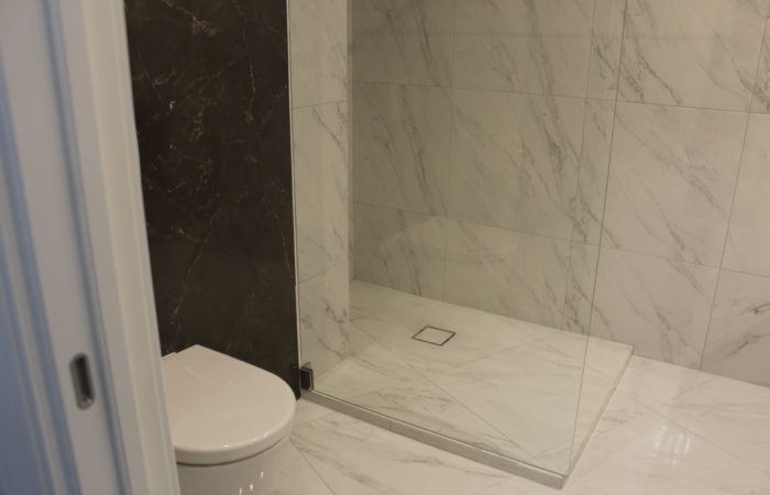 Крупная плитка под мрамор в совмещённой ванной