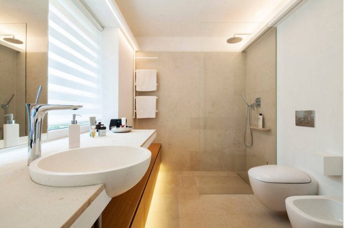 Шикарный дизайн ванной с душем