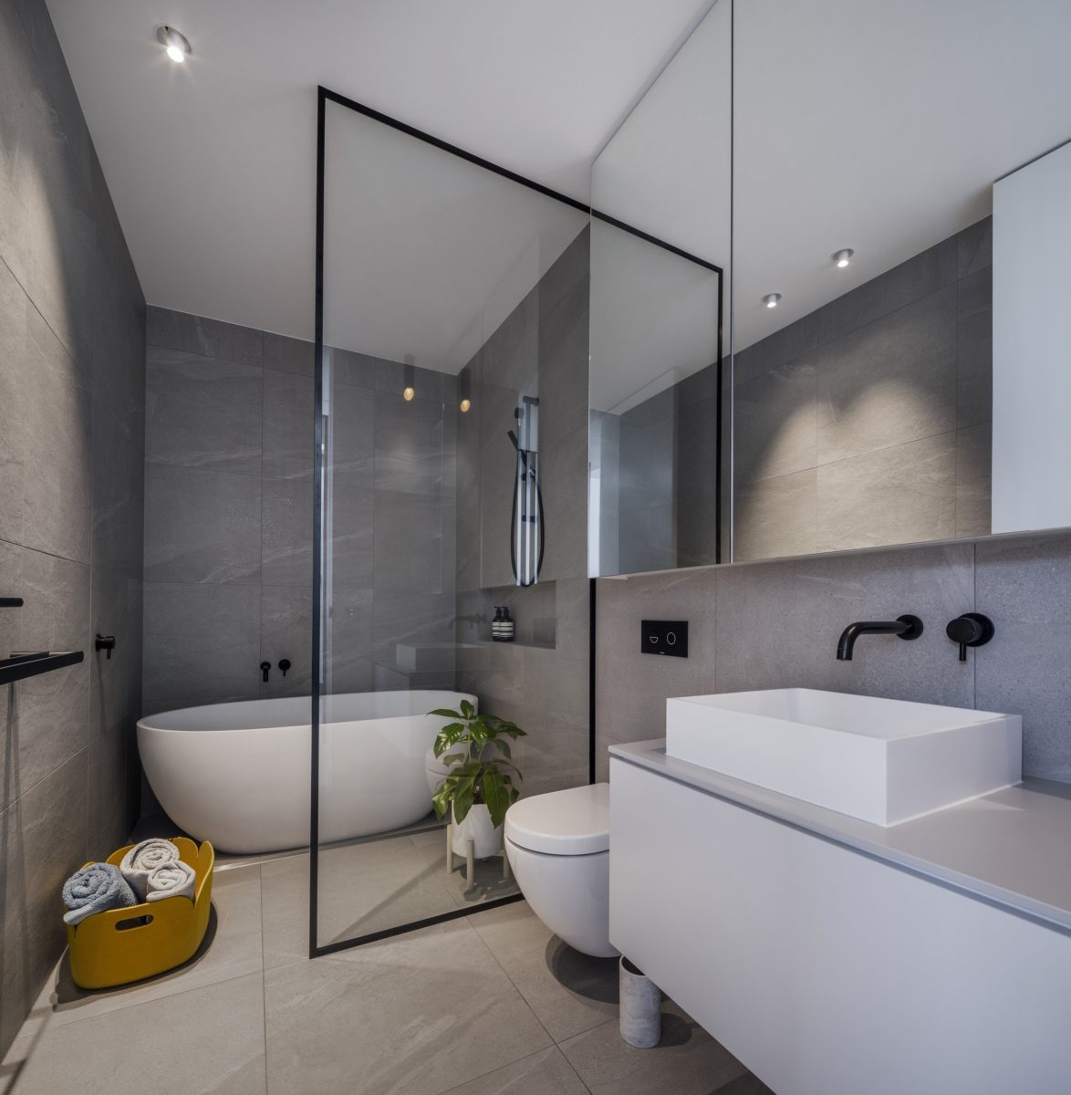 Ванная комната с туалетом в стиле минимализм