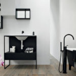 Черно-белая ванная комната матовых оттенков с деревянным полом