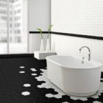 Черно-белая ванная комната с ассиметричным островным дизайном