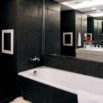 Черно-белая ванная комната с бесконечной зеркальной рекурсией