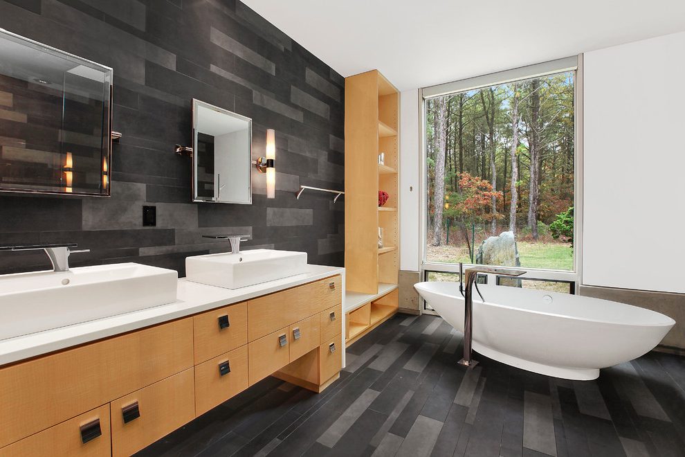Черно-белая ванная комната с деревянной мебелью