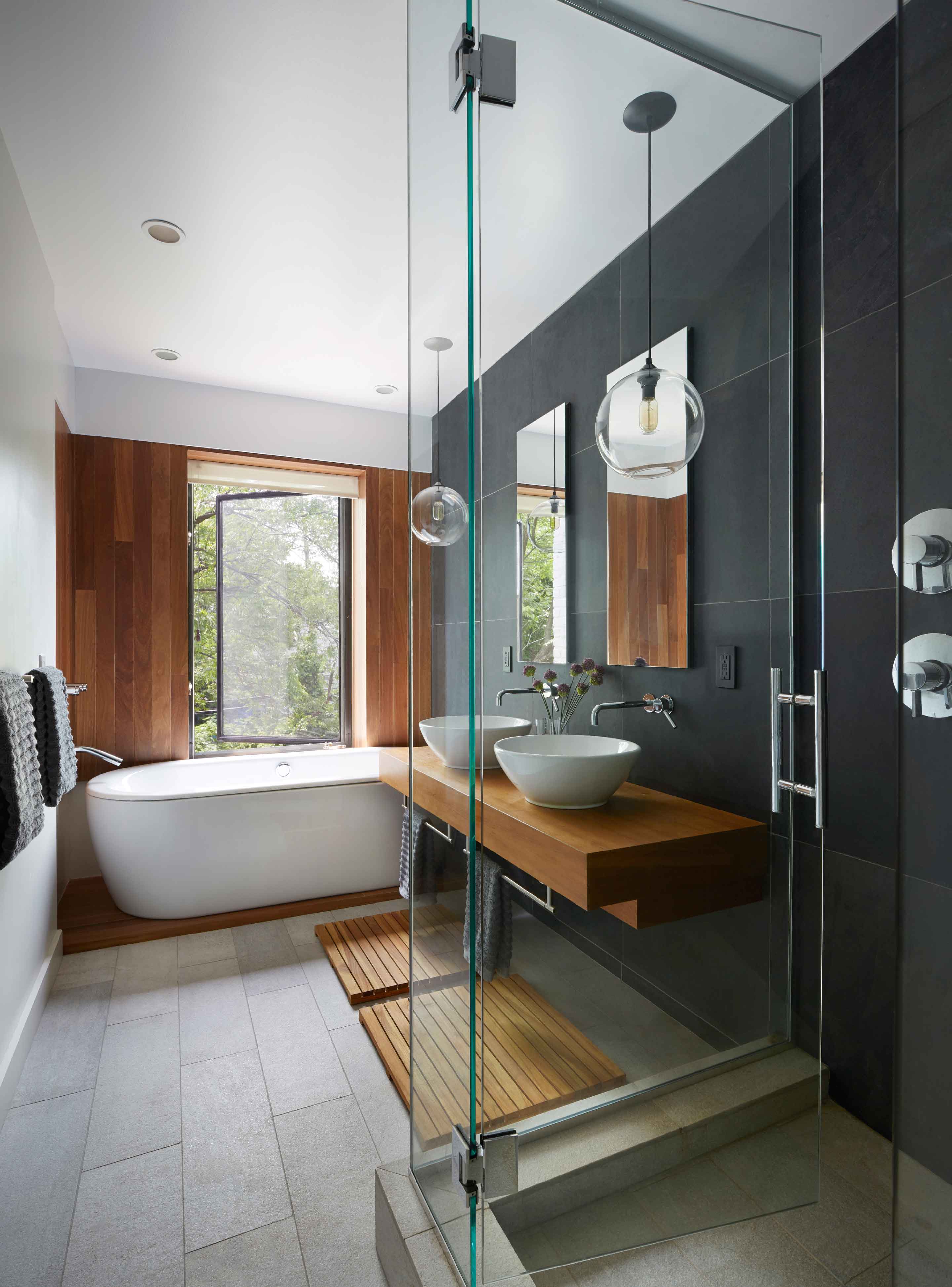 Черно-белая ванная комната с деревянной мебелью