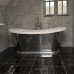 Черно-белая ванная комната с хромированными элементами интерьера