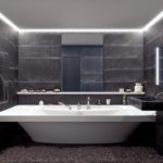 Черно-белая ванная комната с мраморным декором
