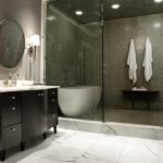 Черно-белая ванная комната с отдельной зоной для душа