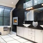 Черно-белая ванная комната с просторным интерьером