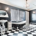 Черно-белая ванная комната с шахматным узором кафельного пола