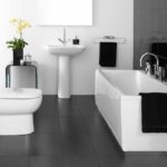 Черно-белая ванная комната с сочетанием матовой штукатурки и глянцевой плитки