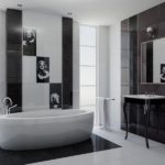 Черно-белая ванная комната с вертикальным дизайном