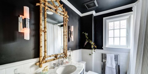 Черно-белая ванная комната с золотым акцентом