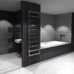 Черно-белая ванная комната со стеновыми нишами