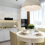 Дизайн белой кухни с комбинированной подсветкой
