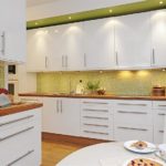 Дизайн белой кухни в интерьере с салатовым зеленым цветом