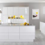 Дизайн белой кухни в интерьере стиля модерн