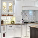 Дизайн белой кухни в интерьере в классическом стиле