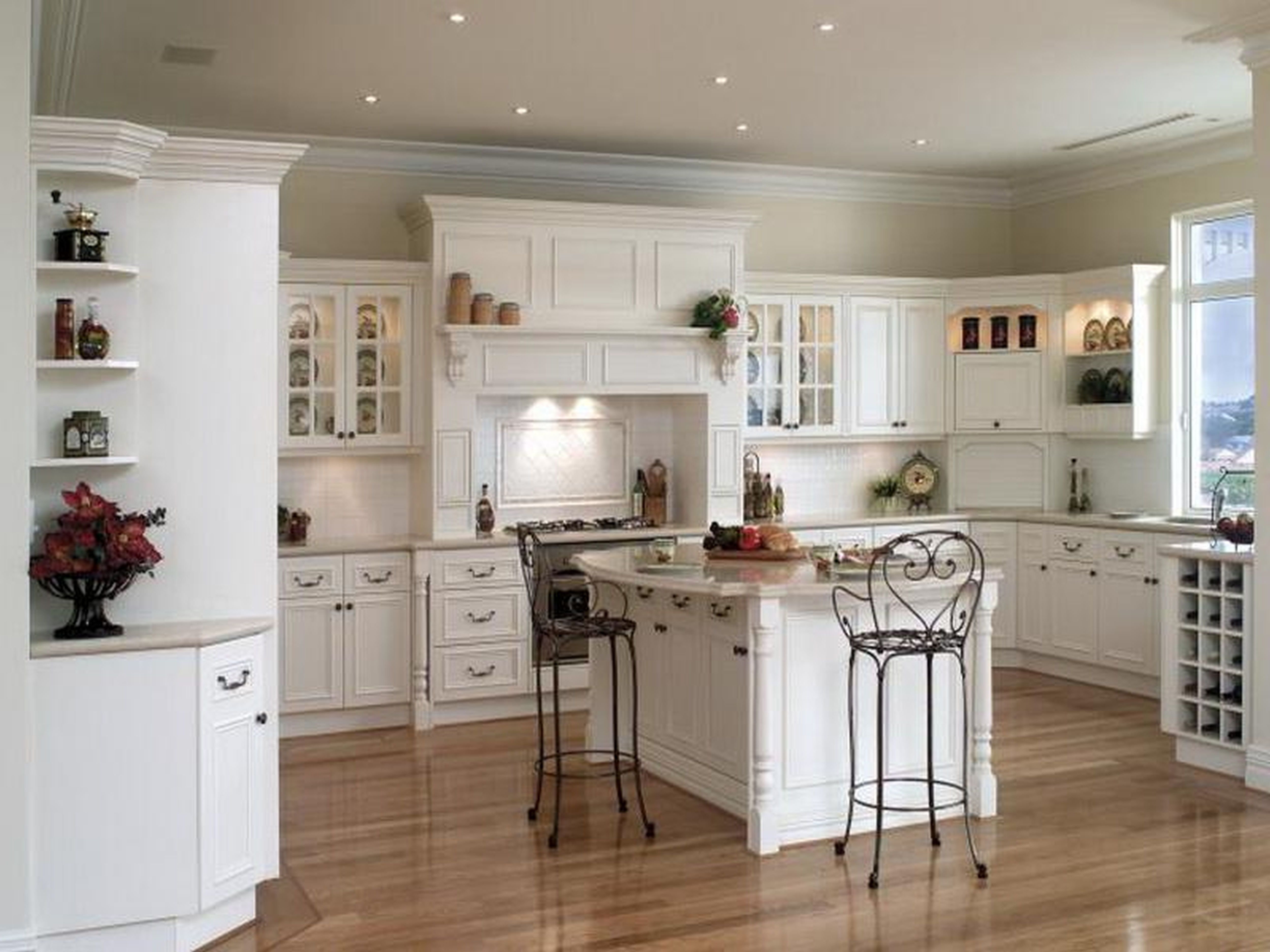 Красивая белая кухня. Красивые кухни. Белая кухня в интерьере. Кухни в стиле Кантри. Красивый интерьер кухни.