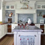 Дизайн белой кухни в сочетании с декоративной плиткой