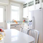Дизайн белой летней кухни в интерьере