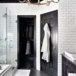Дизайн ванной комнаты с белым кафелем и черным потолком