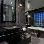 Дизайн ванной комнаты с доминирующим черным цветом
