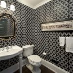 Дизайн ванной комнаты с элементами барокко в черно-белых тонах