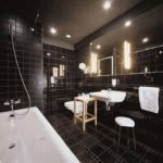 Дизайн ванной комнаты с подсветкой и белыми элементами