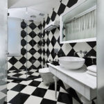 Дизайн ванной комнаты в шахматном стиле с винтажным белым столиком