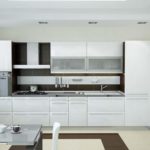 Линейный дизайн белой кухни в интерьере городской квартиры