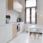 Лофт дизайн белой кухни в городской квартире