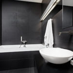 Ванная комната белые поверхности сантехники в черном интерьере
