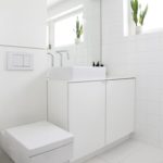 Белая ванная комната хайтек в миниатюре
