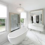 Белая ванная комната классика в частном доме