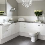 Белая ванная комната комбинация с серыми тонами