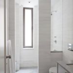 Белая ванная комната малого метража с полом под мрамор