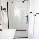 Белая ванная комната малого размера с орнаментом на полу