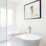 Белая ванная комната минимализм ламинированный пол