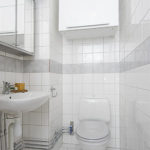 Белая ванная комната облицованная плиткой