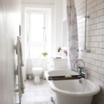 Белая ванная комната плитка с орнаментом на полу