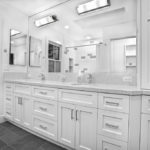 Белая ванная комната пол из серой плитки и столешница из белого гранита
