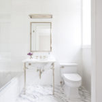 Белая ванная комната пол с мраморным рисунком