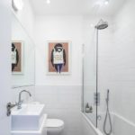 Белая ванная комната с геометрическим рисунком на полу