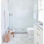 Белая ванная комната с орнаментом на полу