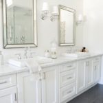 Белая ванная комната с серой глянцевой плиткой на полу