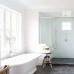 Белая ванная комната с серой плиткой на полу