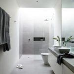 Белая ванная комната с серыми оттенками